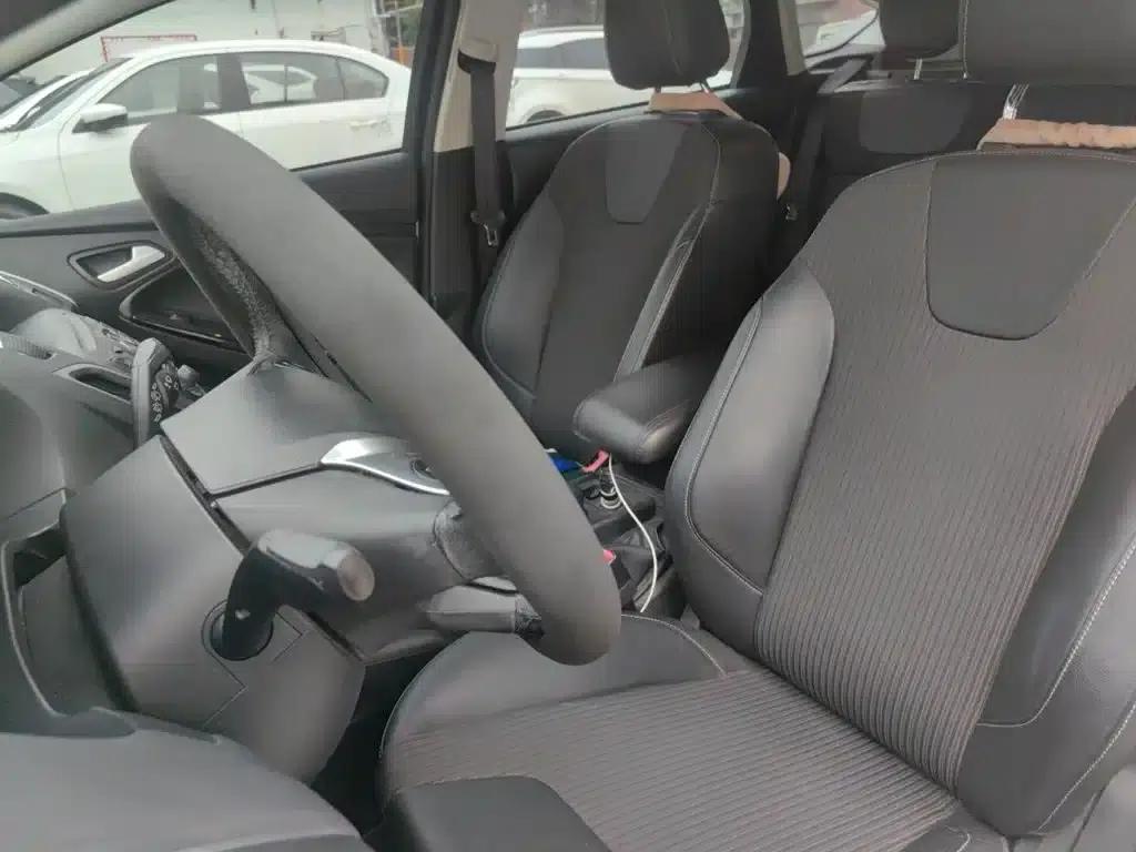 Ford Focus 2012 Hatchback 1.6L Automatic Fashion Edition — миниатюра 12
