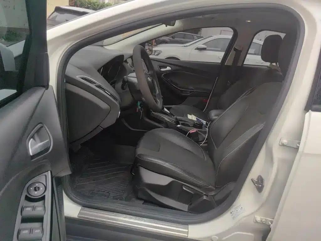 Ford Focus 2012 Hatchback 1.6L Automatic Fashion Edition — миниатюра 13