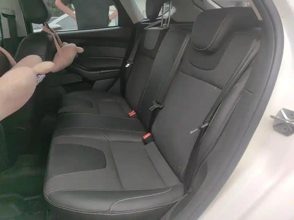 Ford Focus 2012 Hatchback 1.6L Automatic Fashion Edition — миниатюра 14