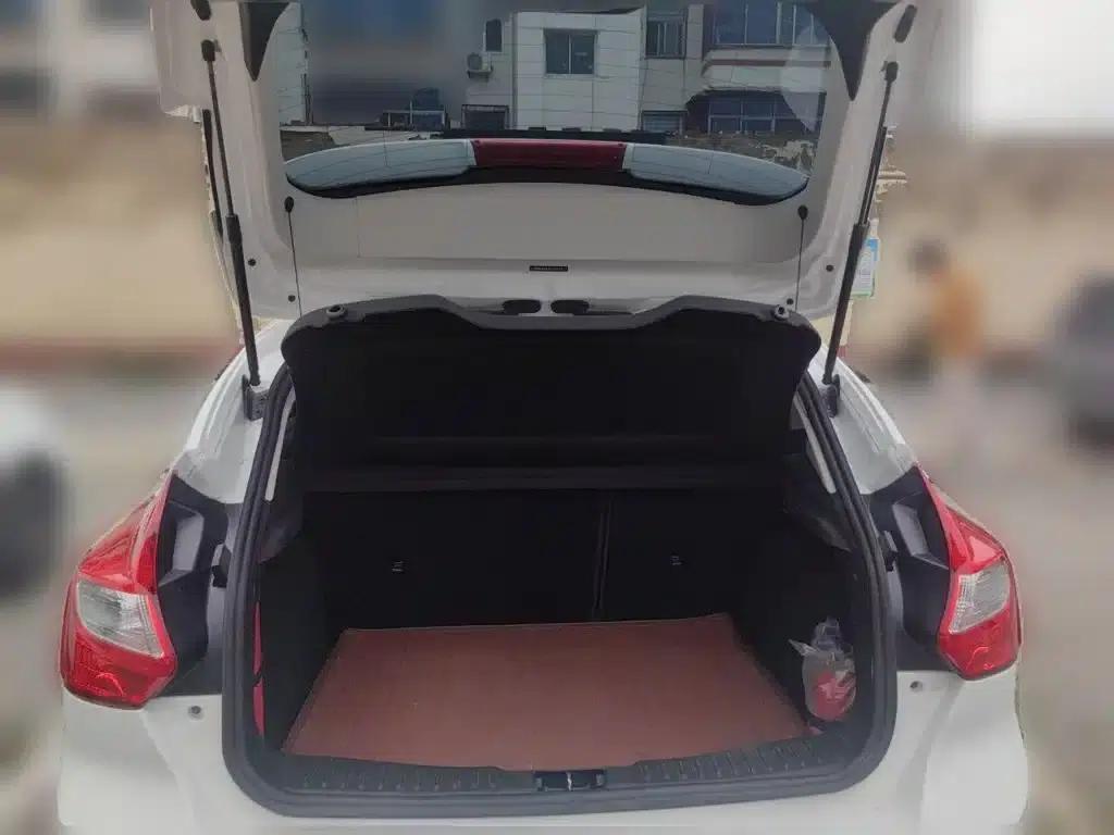 Ford Focus 2012 Hatchback 1.6L Automatic Fashion Edition — миниатюра 16