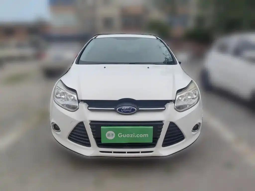 Ford Focus 2012 Hatchback 1.6L Automatic Fashion Edition — миниатюра 3