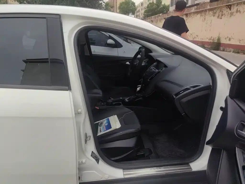 Ford Focus 2012 Hatchback 1.6L Automatic Fashion Edition — миниатюра 22