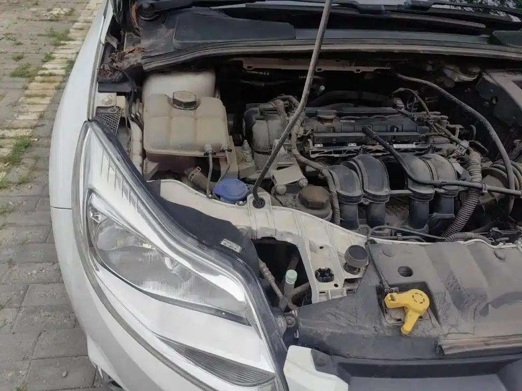 Ford Focus 2012 Hatchback 1.6L Automatic Fashion Edition — миниатюра 23