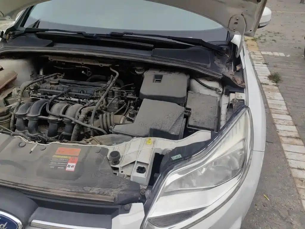 Ford Focus 2012 Hatchback 1.6L Automatic Fashion Edition — миниатюра 24