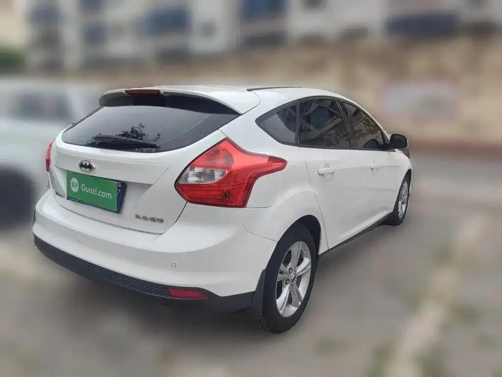 Ford Focus 2012 Hatchback 1.6L Automatic Fashion Edition — миниатюра 5