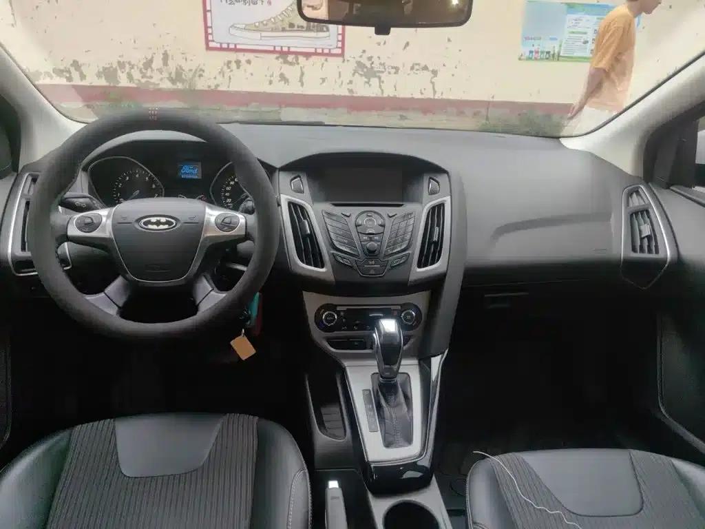 Ford Focus 2012 Hatchback 1.6L Automatic Fashion Edition — миниатюра 6