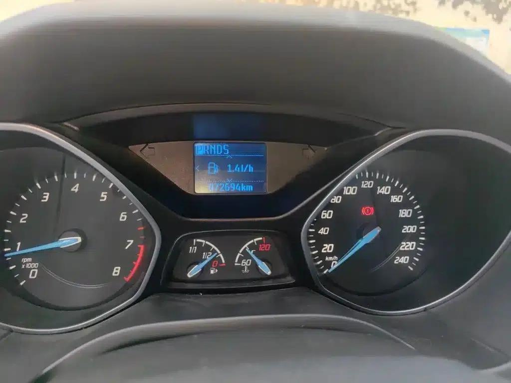 Ford Focus 2012 Hatchback 1.6L Automatic Fashion Edition — миниатюра 9