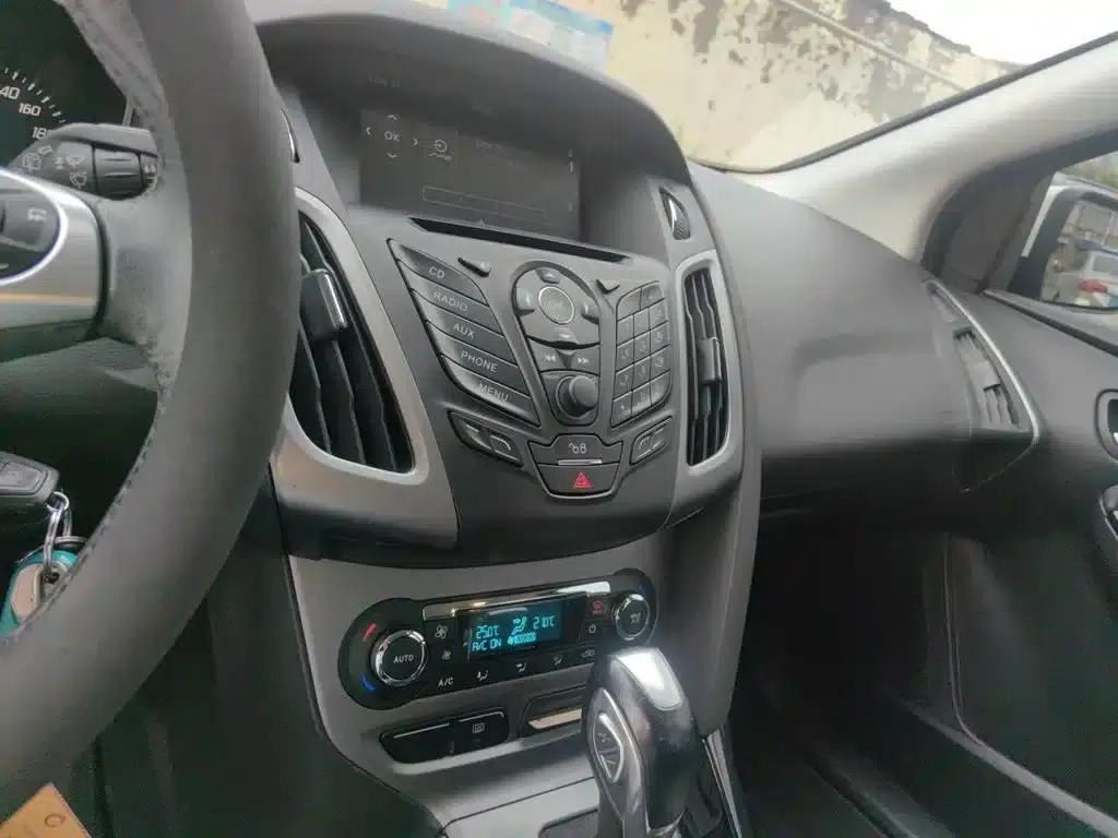 Ford Focus 2012 Hatchback 1.6L Automatic Fashion Edition — миниатюра 10