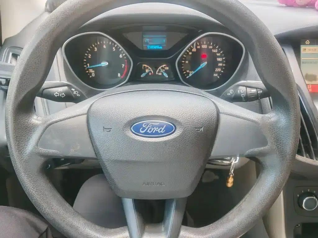 Ford Focus 2017 Sedan 1.6L Manual Comfort Smart Edition — миниатюра 4