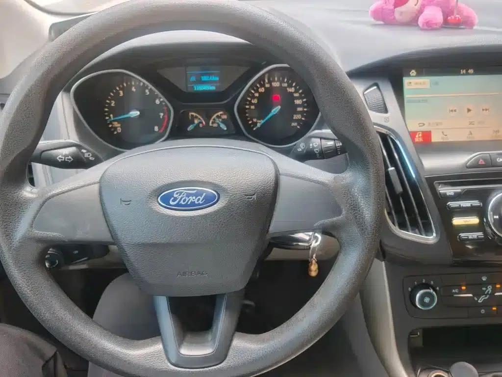 Ford Focus 2017 Sedan 1.6L Manual Comfort Smart Edition — миниатюра 5