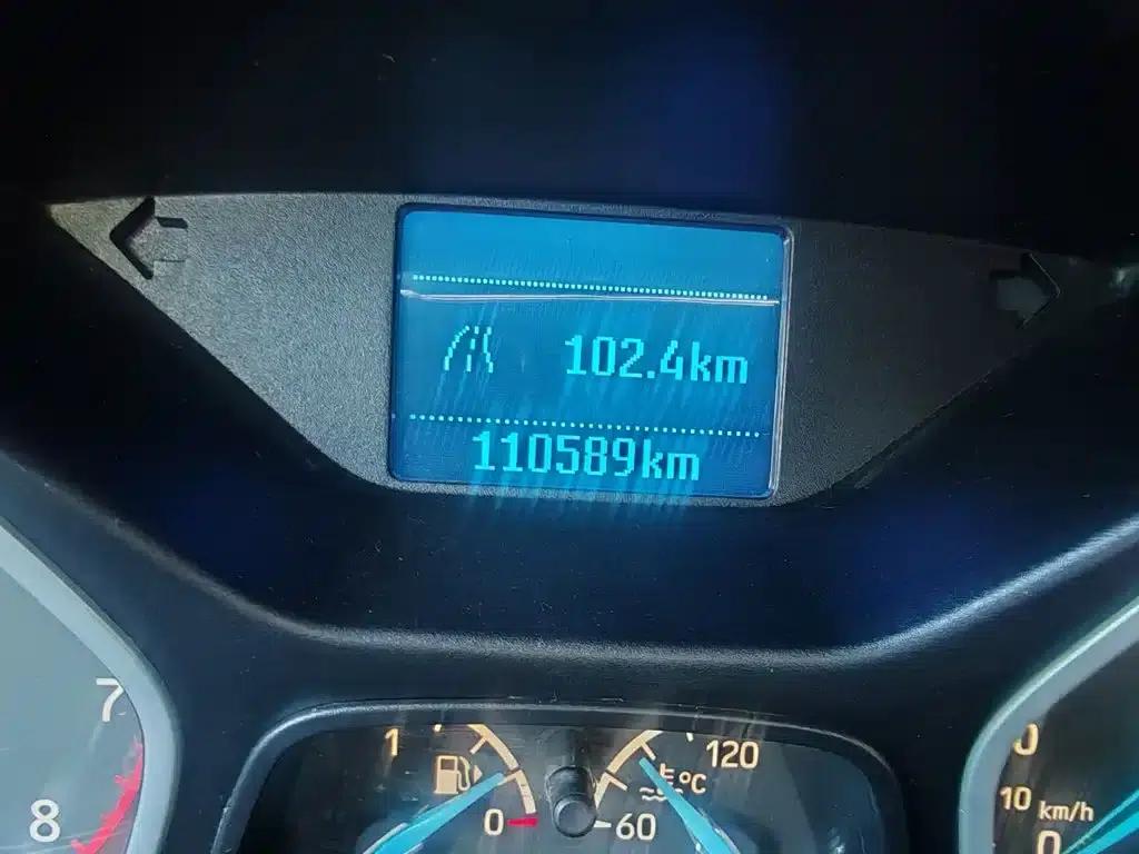 Ford Focus 2017 Sedan 1.6L Manual Comfort Smart Edition — миниатюра 6