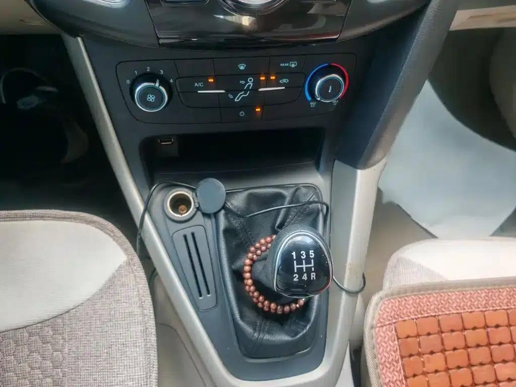 Ford Focus 2017 Sedan 1.6L Manual Comfort Smart Edition — миниатюра 10