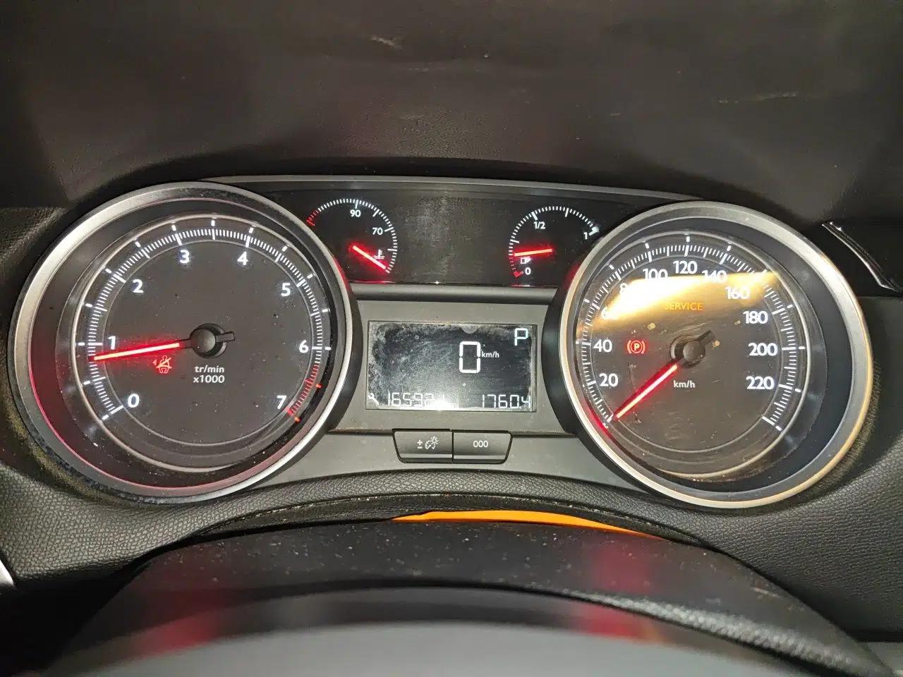 Peugeot 408 2016 1.6T Automatic Luxury Edition — миниатюра 11