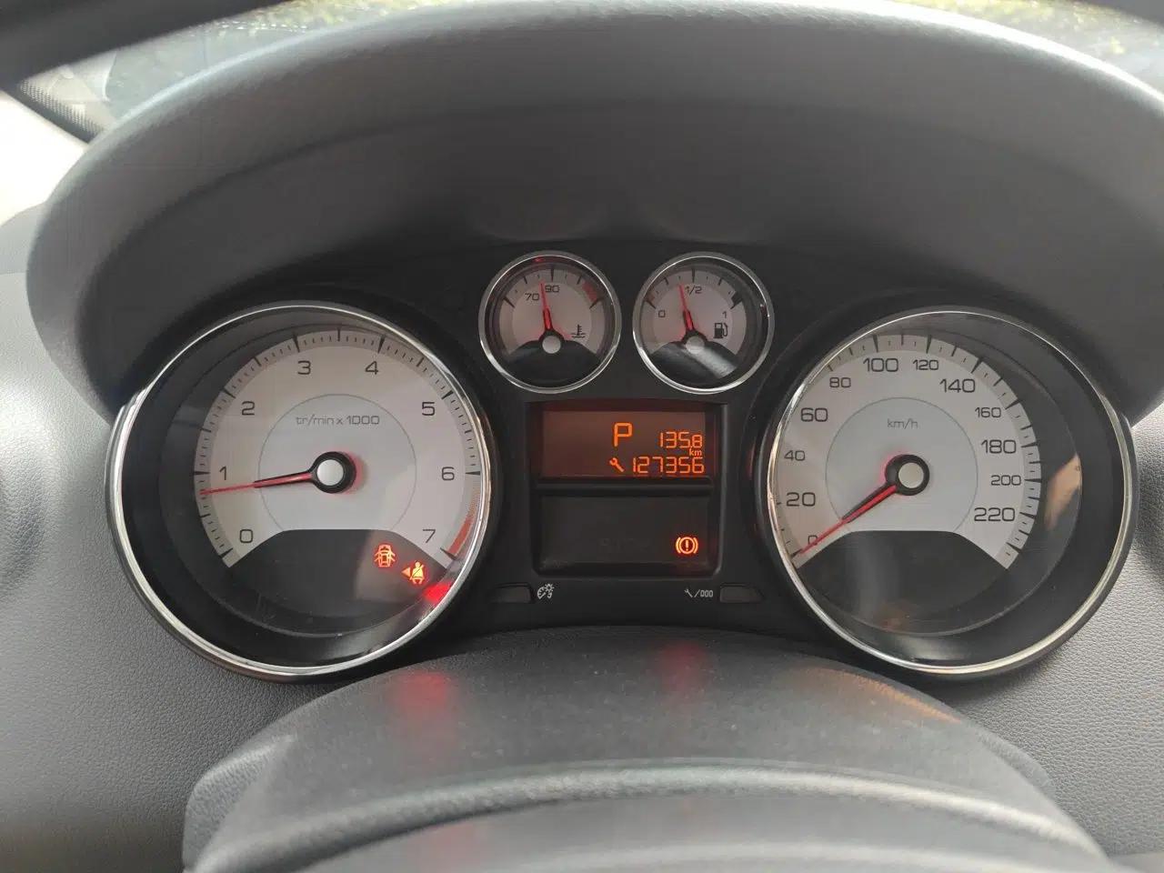 Peugeot 408 2013 2.0L Automatic Comfort Edition — миниатюра 11