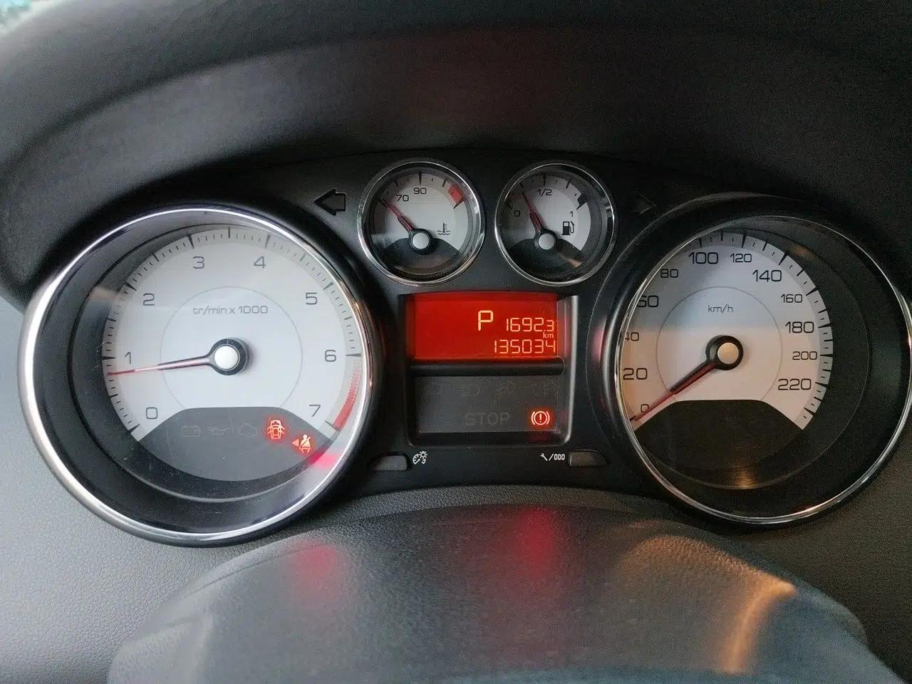 Peugeot 408 2013 2.0L Automatic Comfort Edition — миниатюра 12