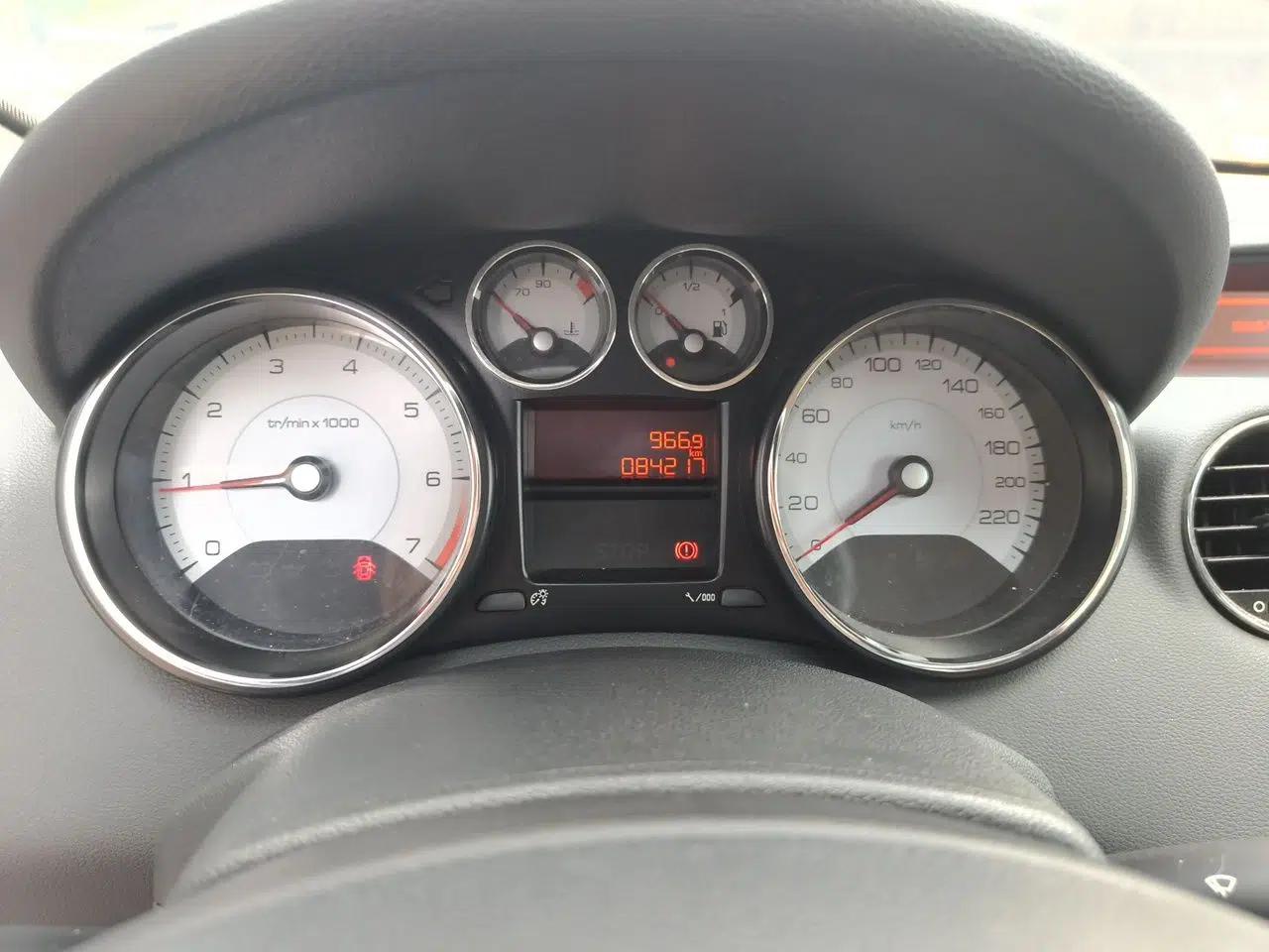 Peugeot 408 2013 1.6L Manual Comfort Edition — миниатюра 11