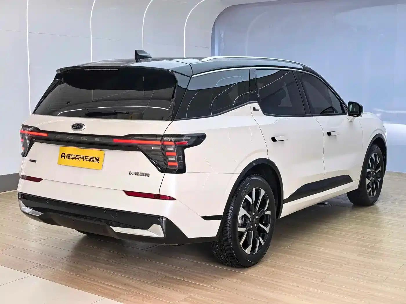 2025 Ford Edge L 2.0T EcoBoost E Hybrid AWD 7-Seat Supreme Edition — миниатюра 5