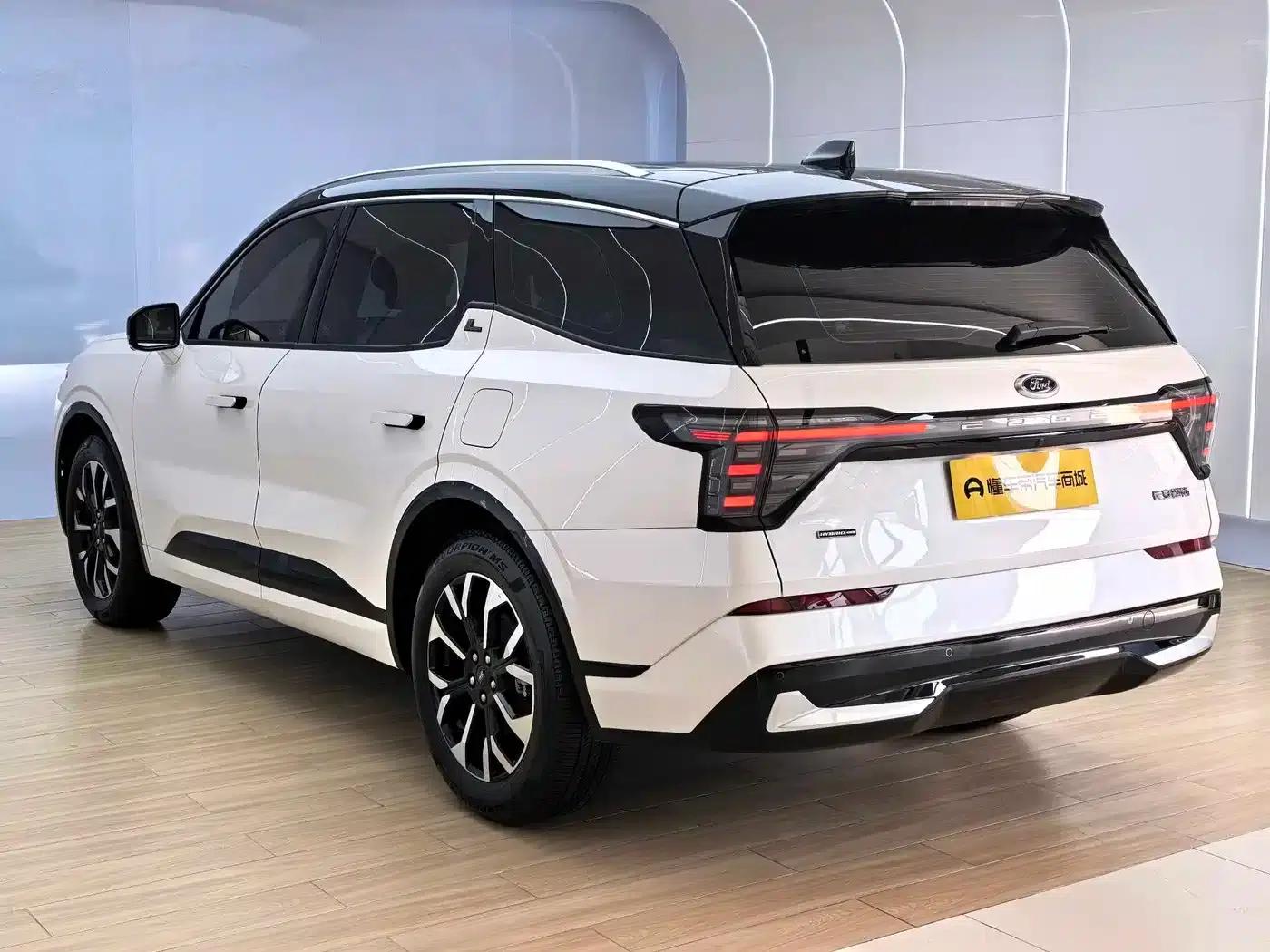 2025 Ford Edge L 2.0T EcoBoost E Hybrid AWD 7-Seat Supreme Edition — миниатюра 6