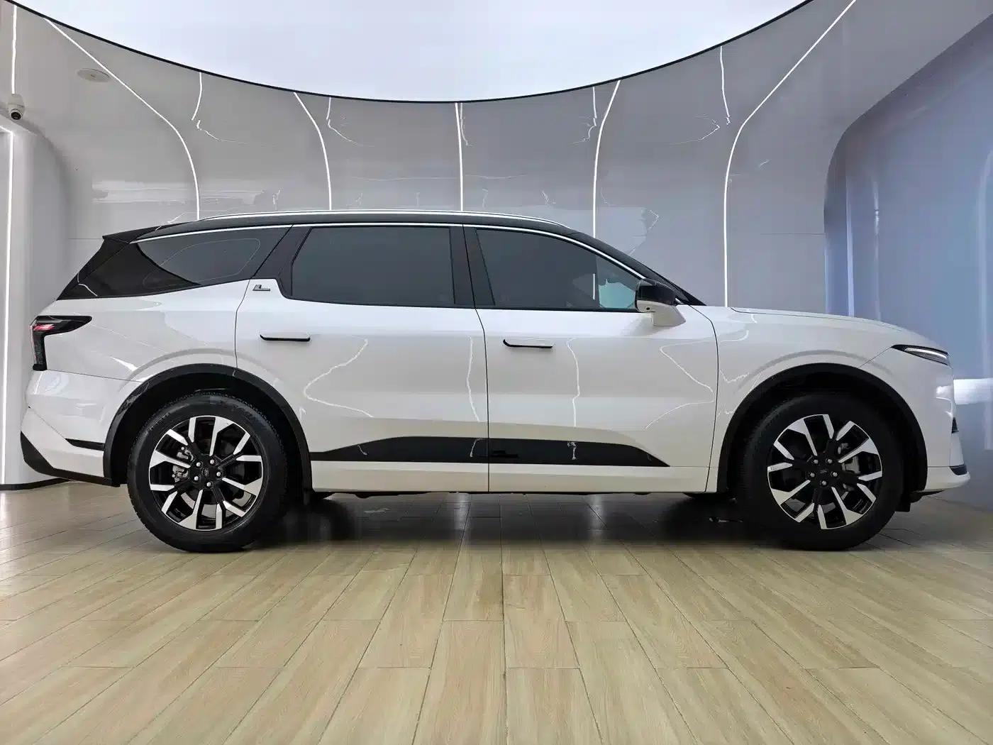 2025 Ford Edge L 2.0T EcoBoost E Hybrid AWD 7-Seat Supreme Edition — миниатюра 7