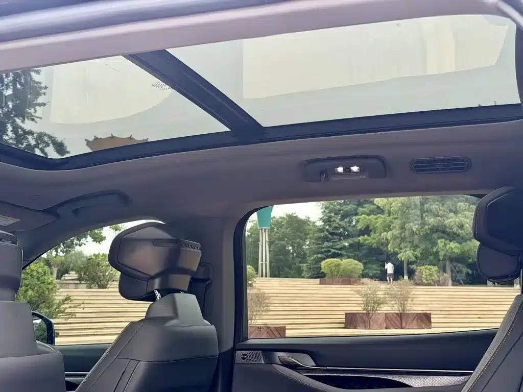 2023 Ford Edge L 2.0T EcoBoost E Hybrid AWD 7-Seat Supreme Edition — миниатюра 17