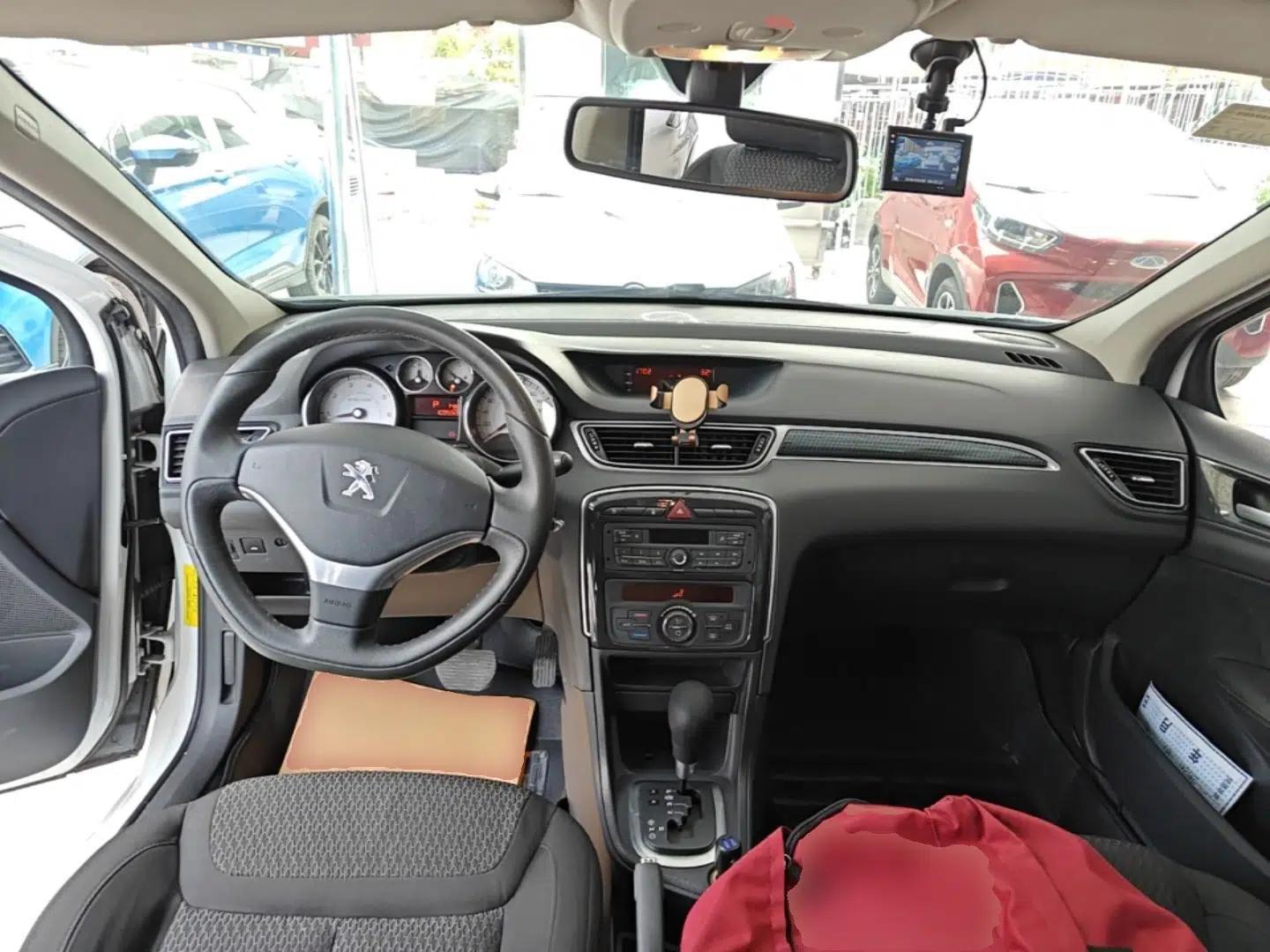 Peugeot 308 2014 Enjoyment Edition Classic 1.6L Automatic Fashion Model — миниатюра 12