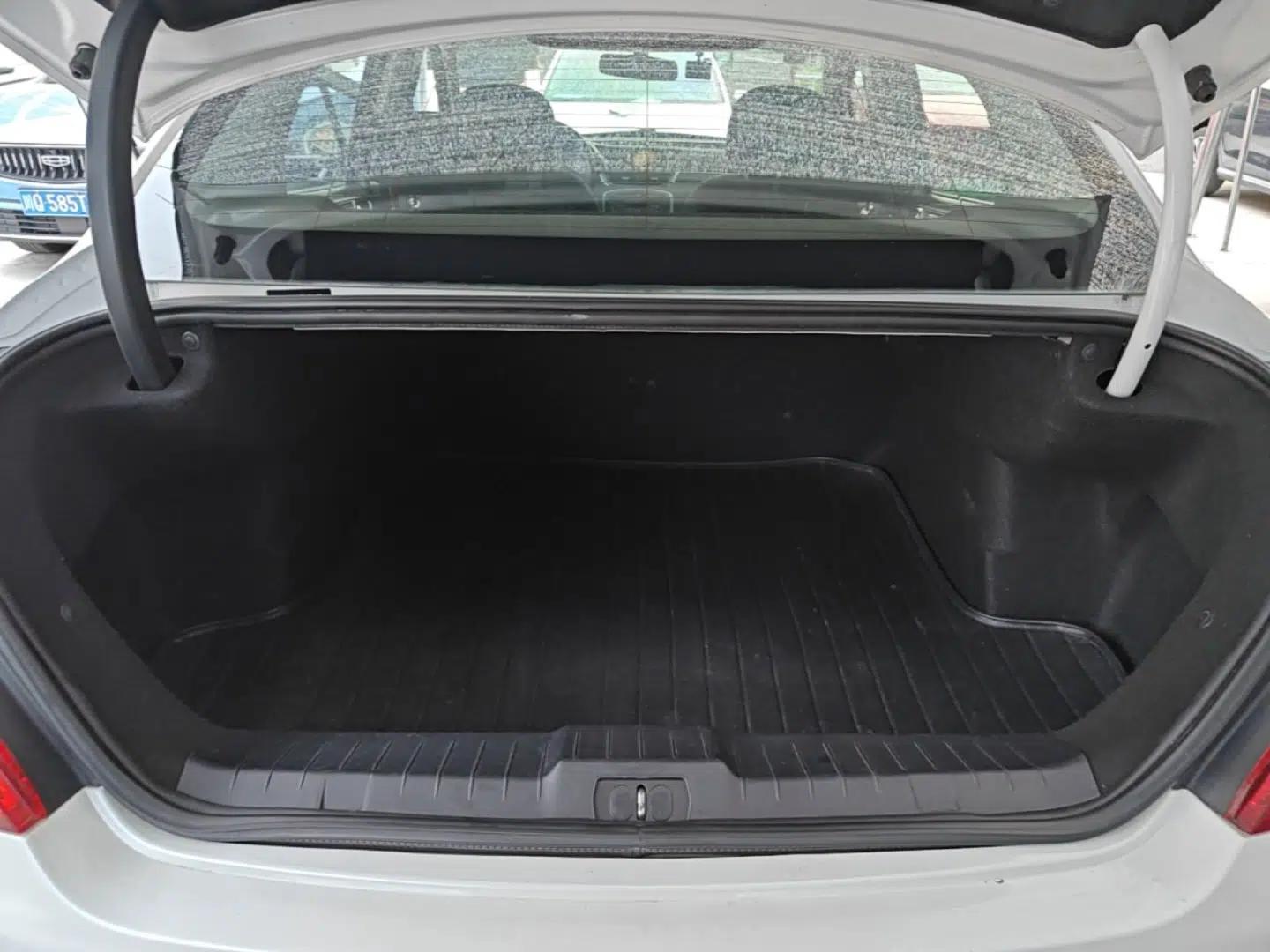 Peugeot 308 2014 Enjoyment Edition Classic 1.6L Automatic Fashion Model — миниатюра 22