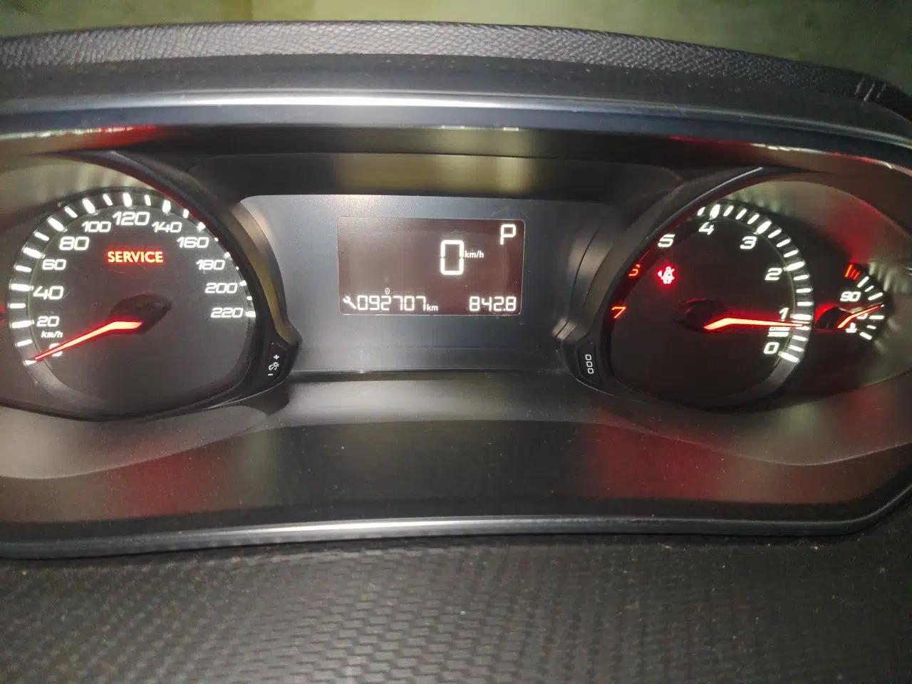 Peugeot 308 2016 1.6L Automatic Luxury Edition — миниатюра 12