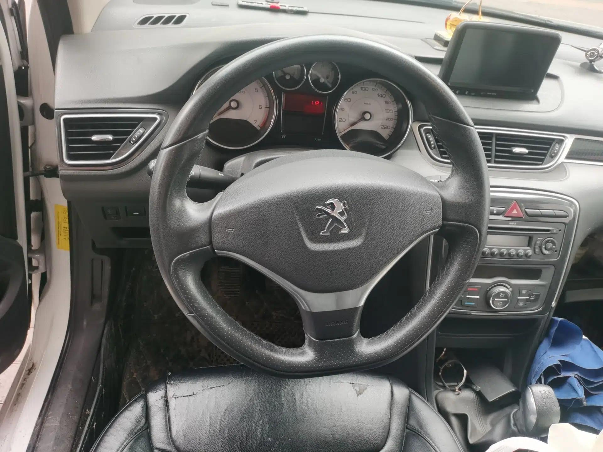 Peugeot 308 2013 1.6L Manual Fashion Model — миниатюра 10