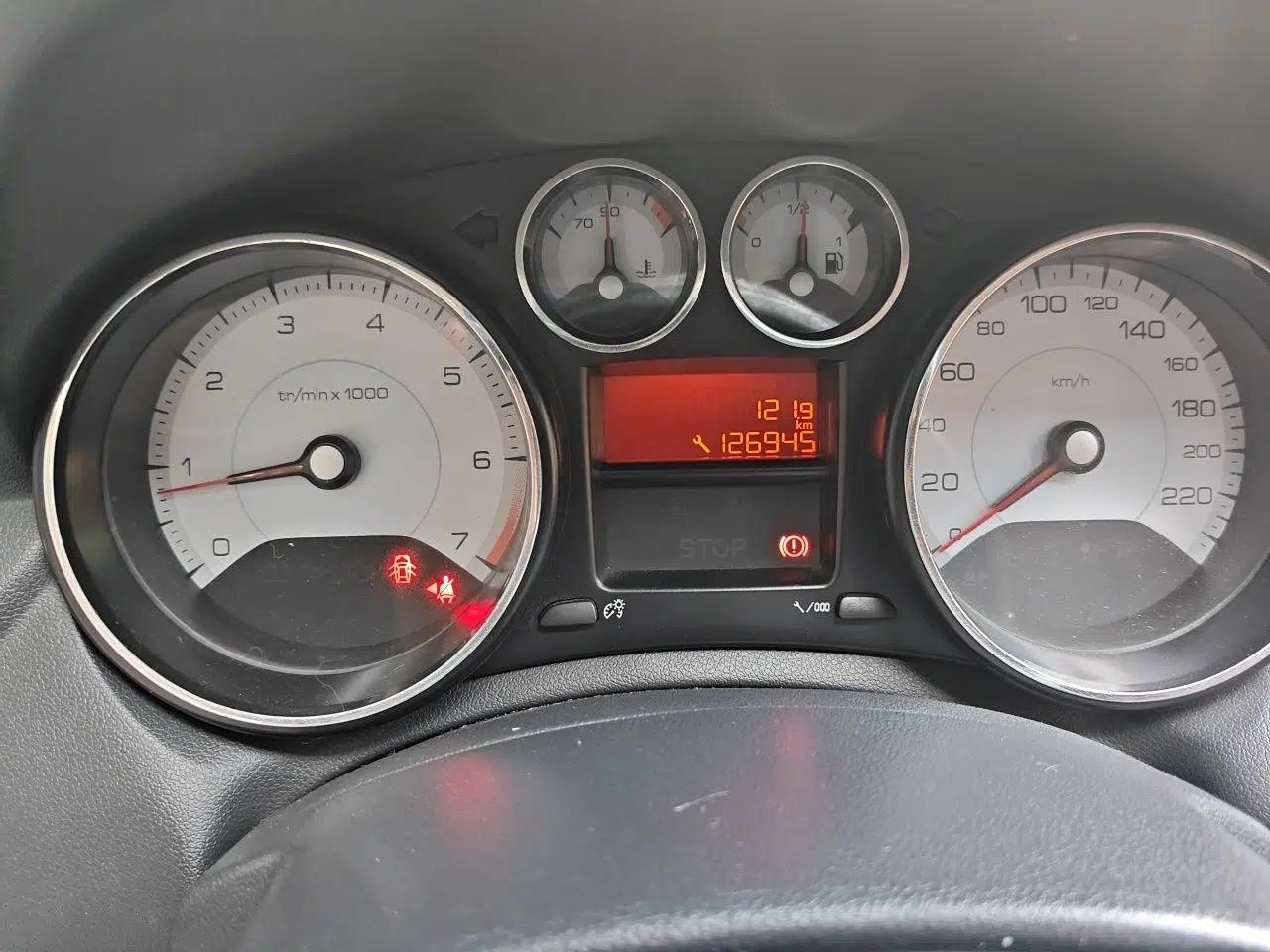 Peugeot 308 2012 1.6L Manual Fashion Edition — миниатюра 11