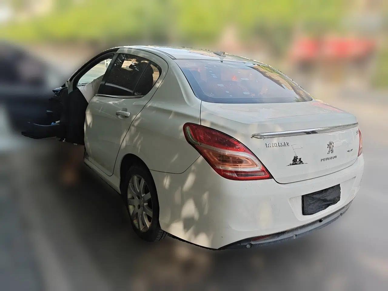 Peugeot 308 2012 1.6L Manual Fashion Edition — миниатюра 4