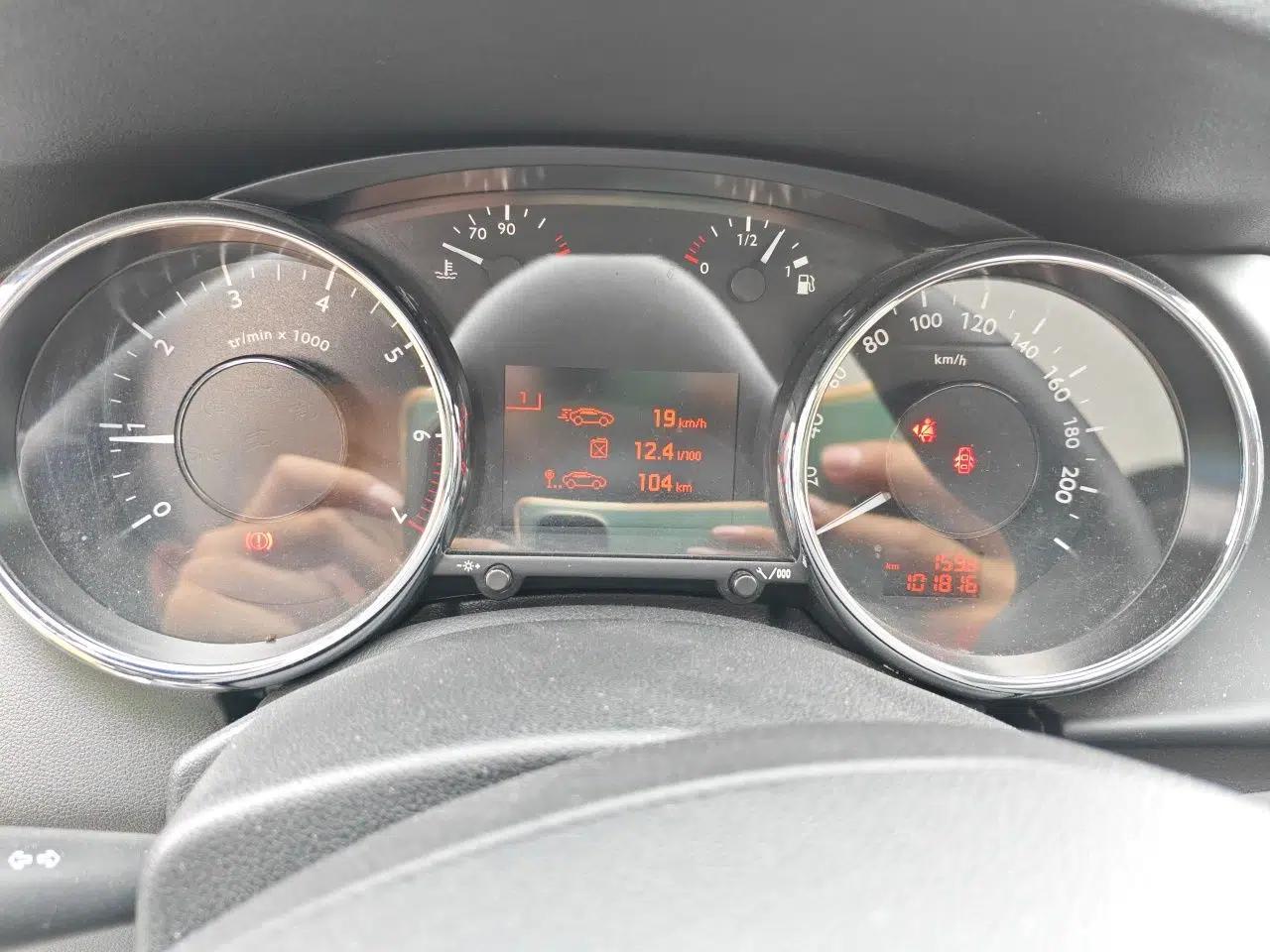 Peugeot 3008 2015 2.0L Manual Classic Edition — миниатюра 11
