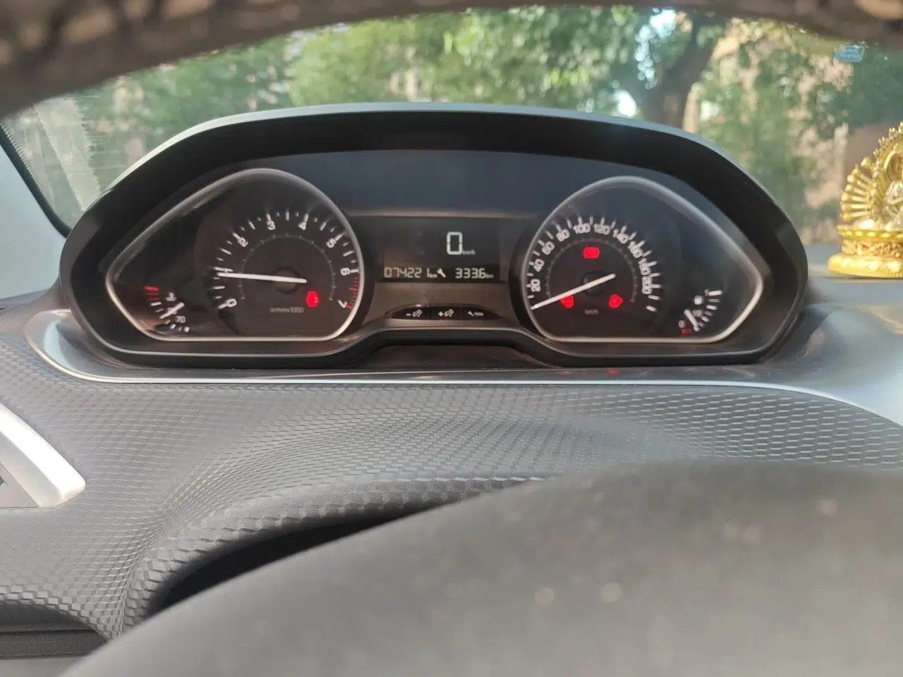 Peugeot 2008 2014 1.6L Manual Fashion Edition — миниатюра 11