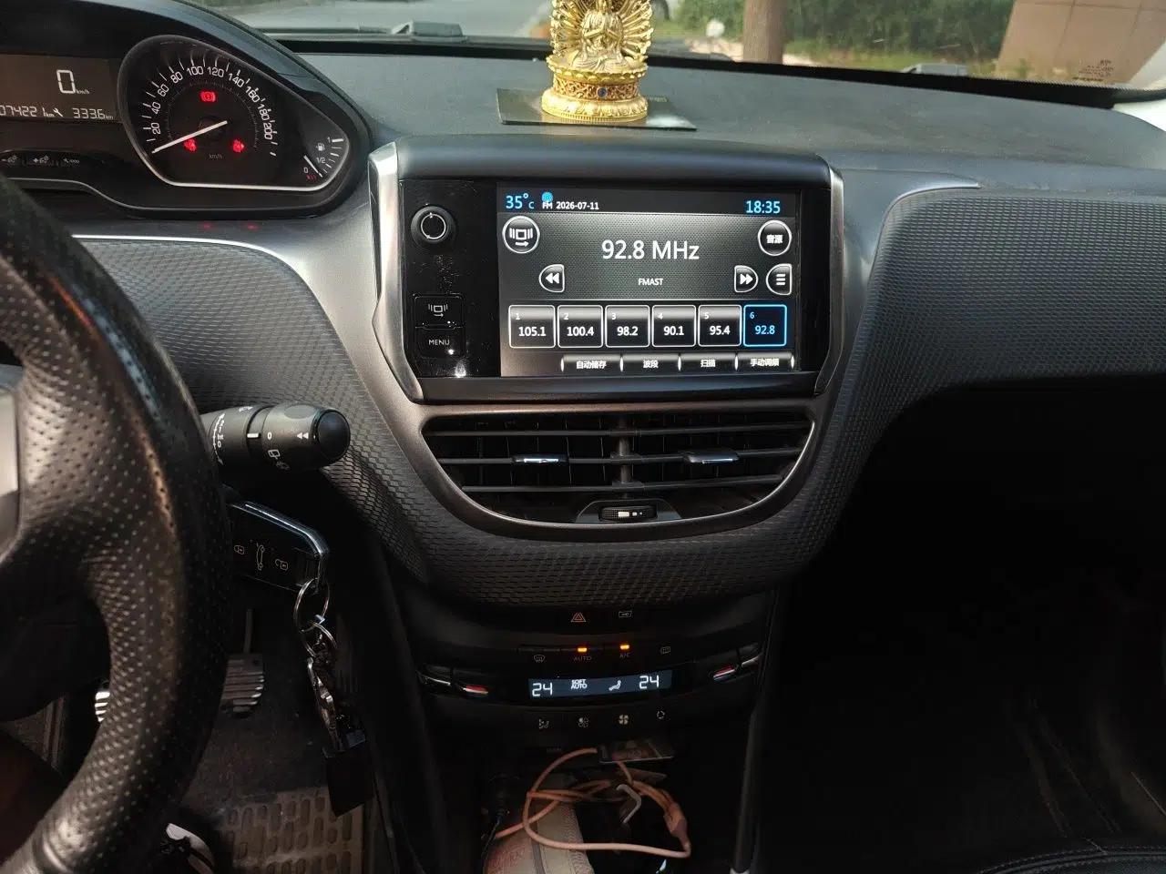 Peugeot 2008 2014 1.6L Manual Fashion Edition — миниатюра 13