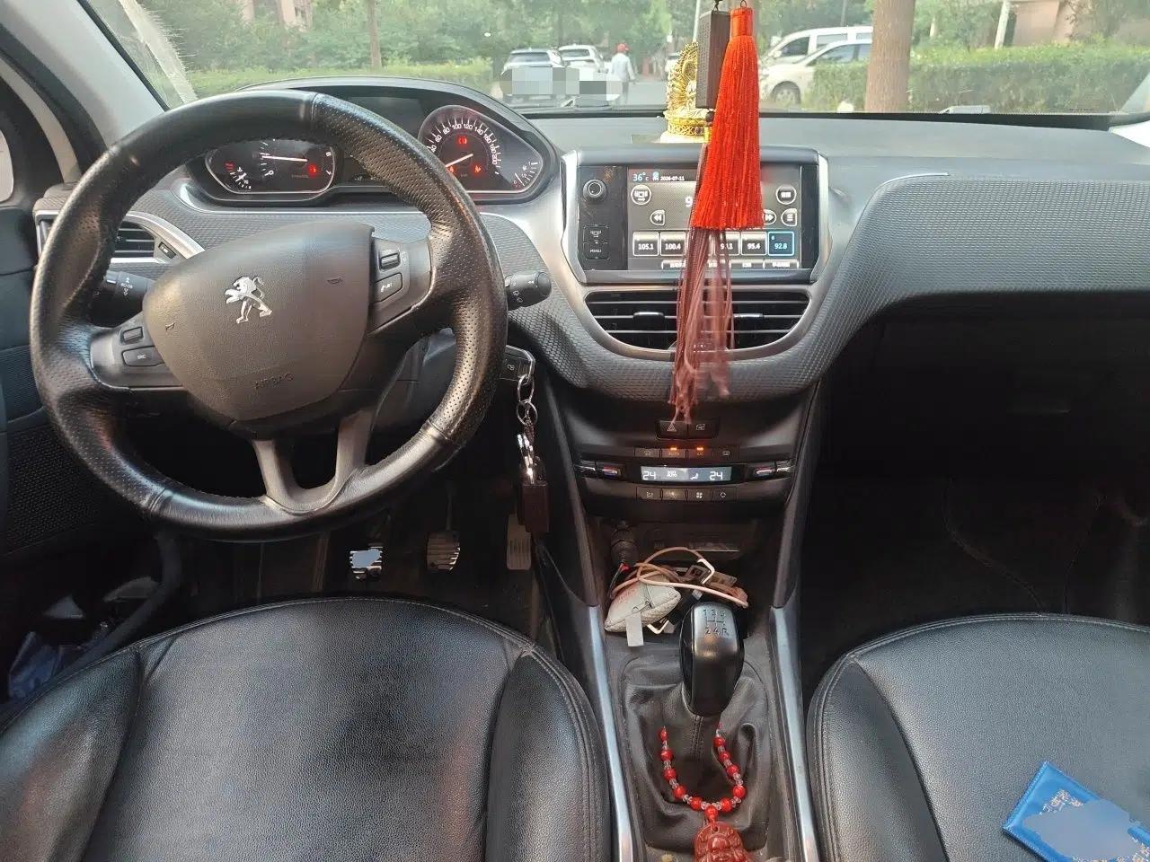 Peugeot 2008 2014 1.6L Manual Fashion Edition — миниатюра 9