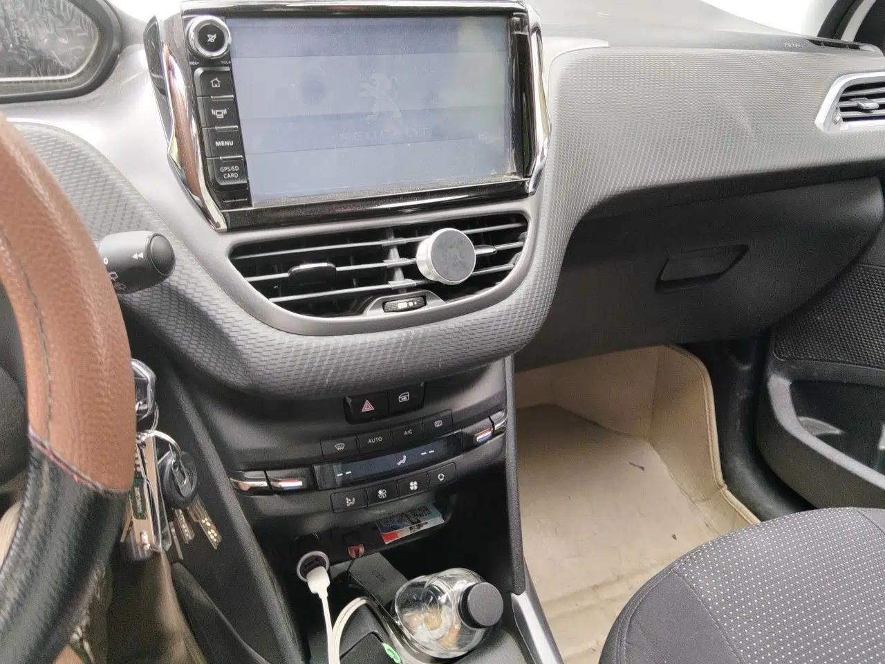 Peugeot 2008 2014 1.6L Manual Fashion Edition — миниатюра 13