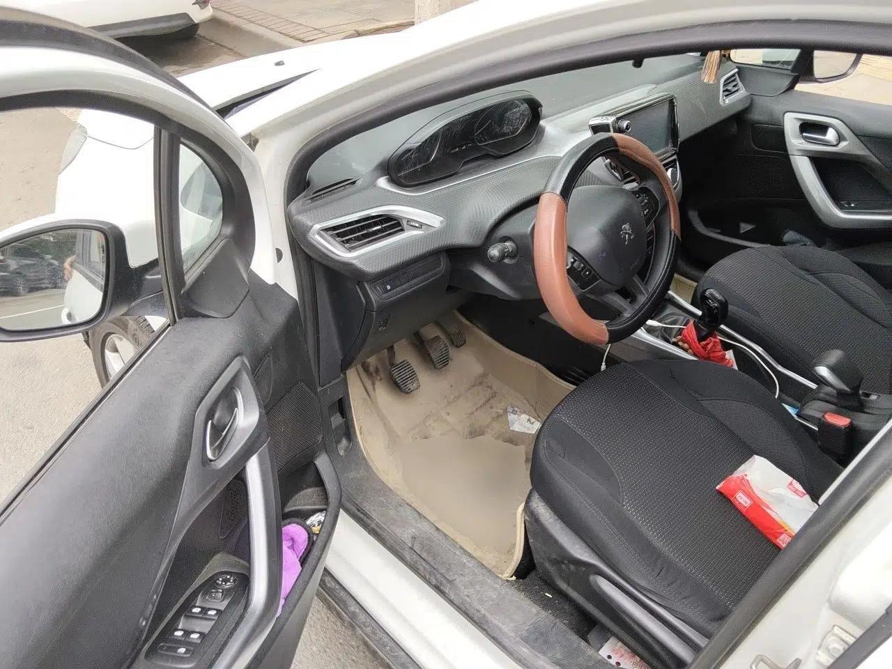 Peugeot 2008 2014 1.6L Manual Fashion Edition — миниатюра 16