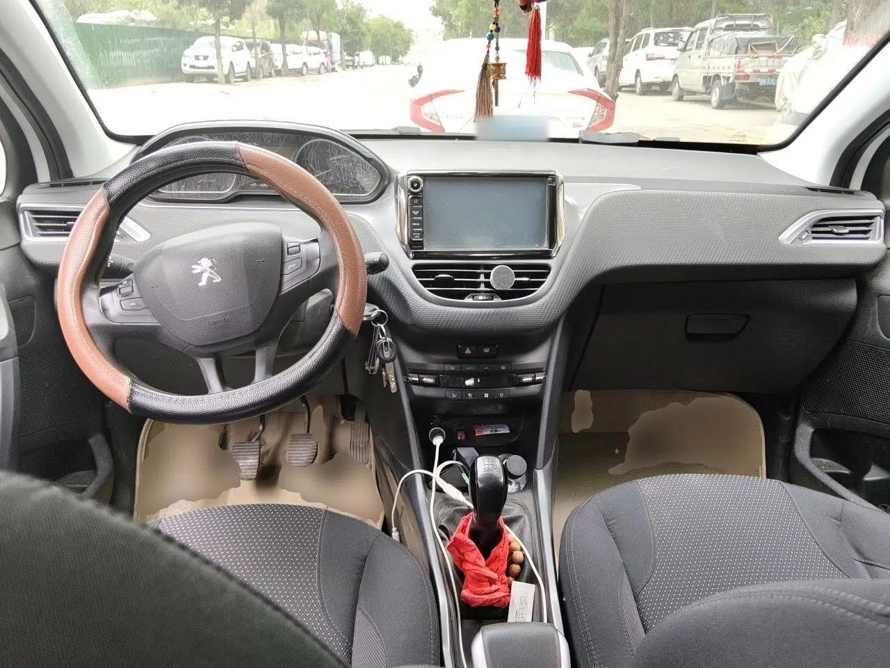 Peugeot 2008 2014 1.6L Manual Fashion Edition — миниатюра 9