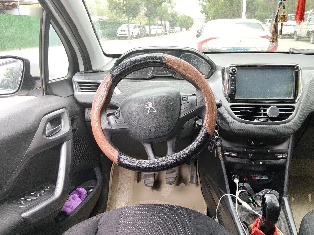 Peugeot 2008 2014 1.6L Manual Fashion Edition — миниатюра 10