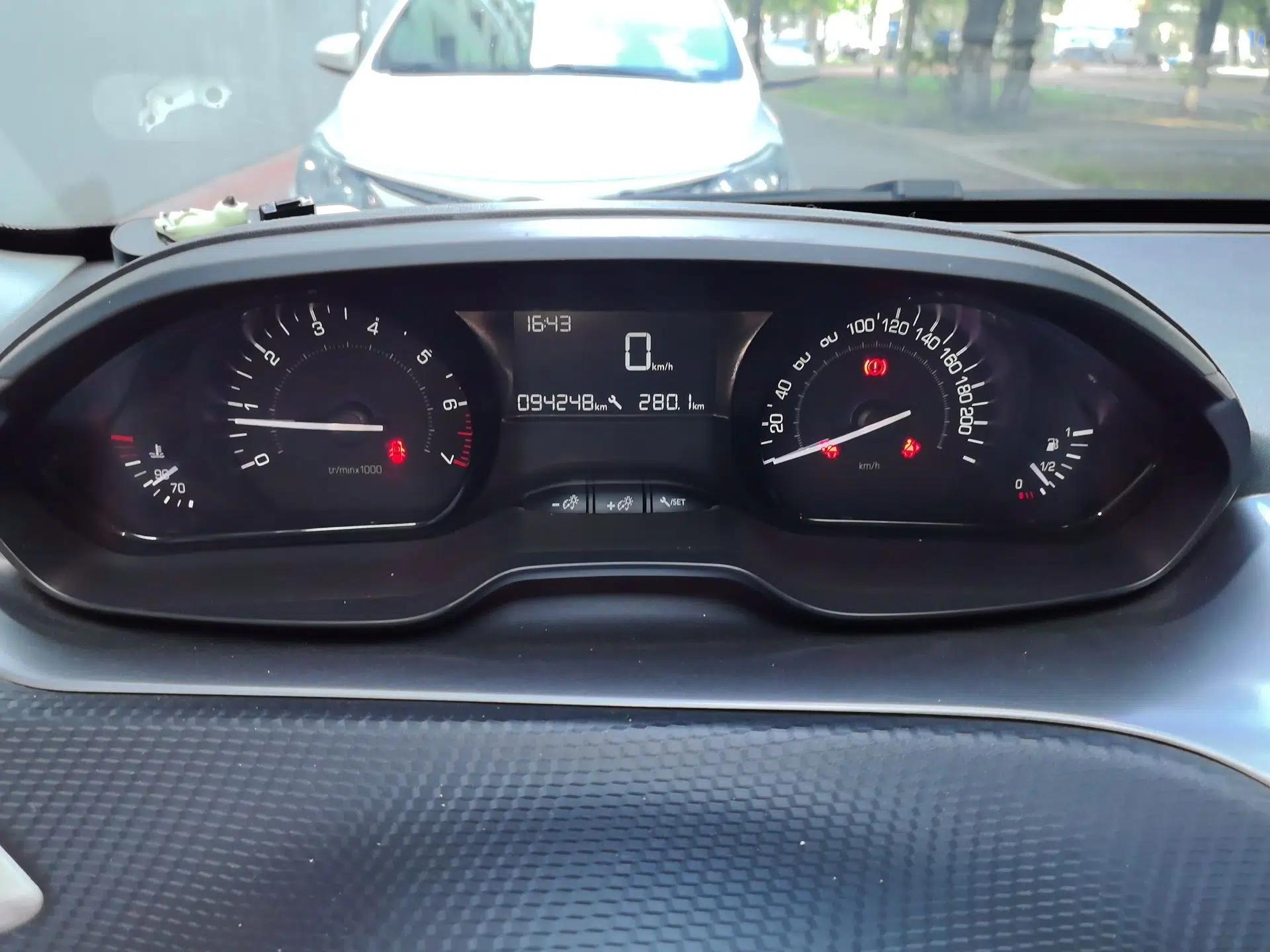 Peugeot 2008 2014 1.6L Manual Trend Edition — миниатюра 11