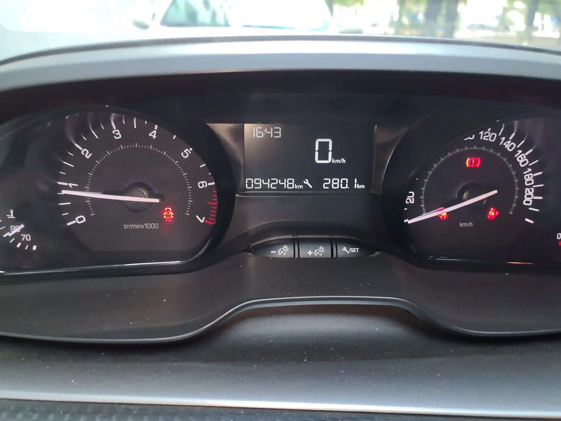 Peugeot 2008 2014 1.6L Manual Trend Edition — миниатюра 12