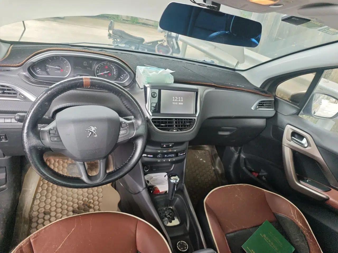 Peugeot 2008 2016 230THP Automatic Fashion Edition — миниатюра 6