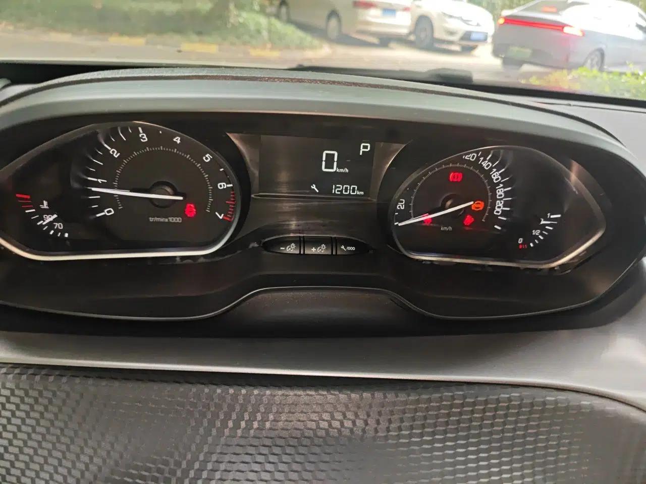 Peugeot 2008 2014 1.6L Automatic Fashion Edition — миниатюра 11