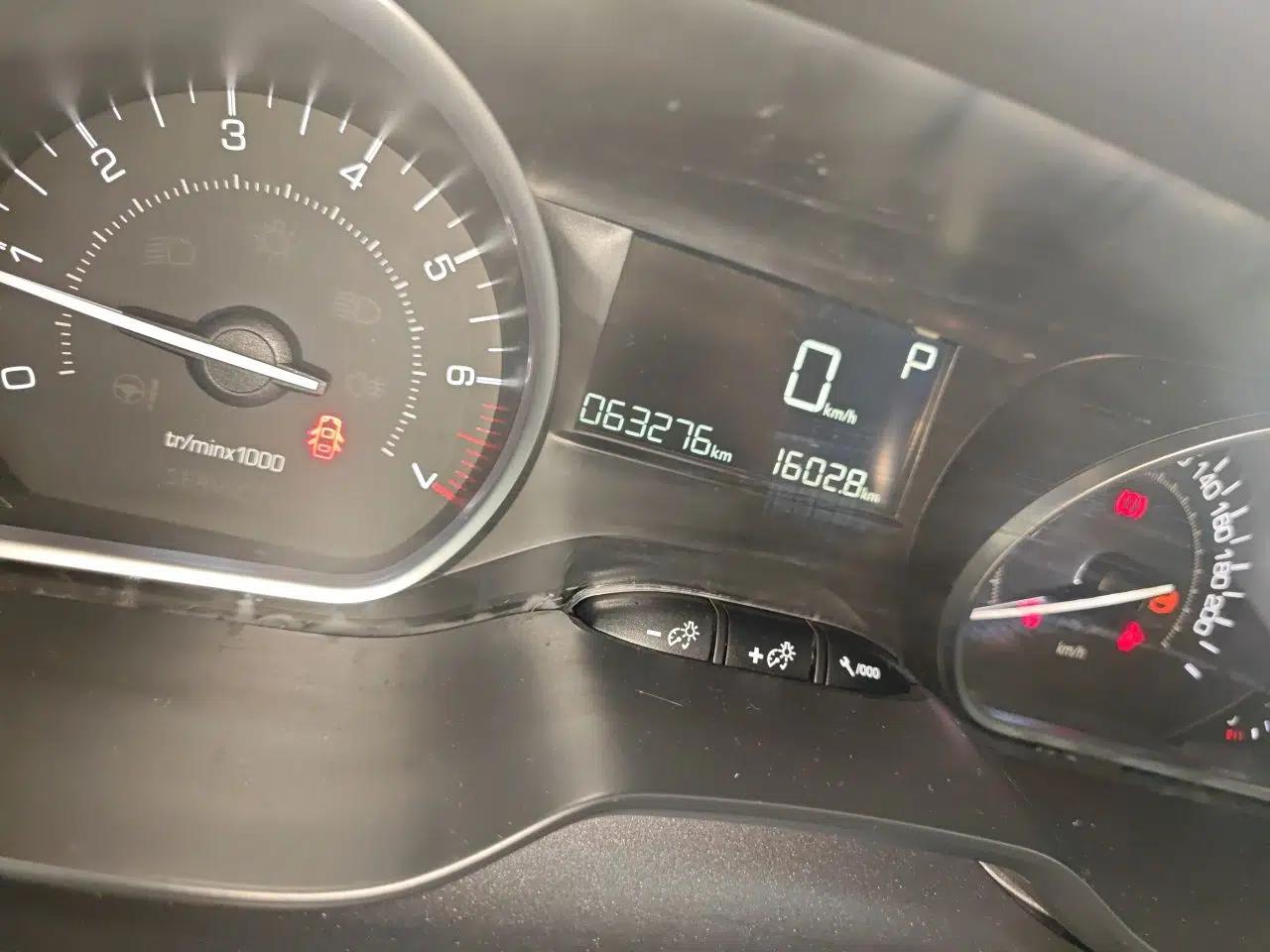 Peugeot 2008 2014 1.6L Automatic Fashion Edition — миниатюра 12