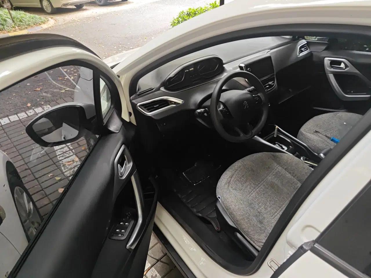 Peugeot 2008 2014 1.6L Automatic Fashion Edition — миниатюра 16