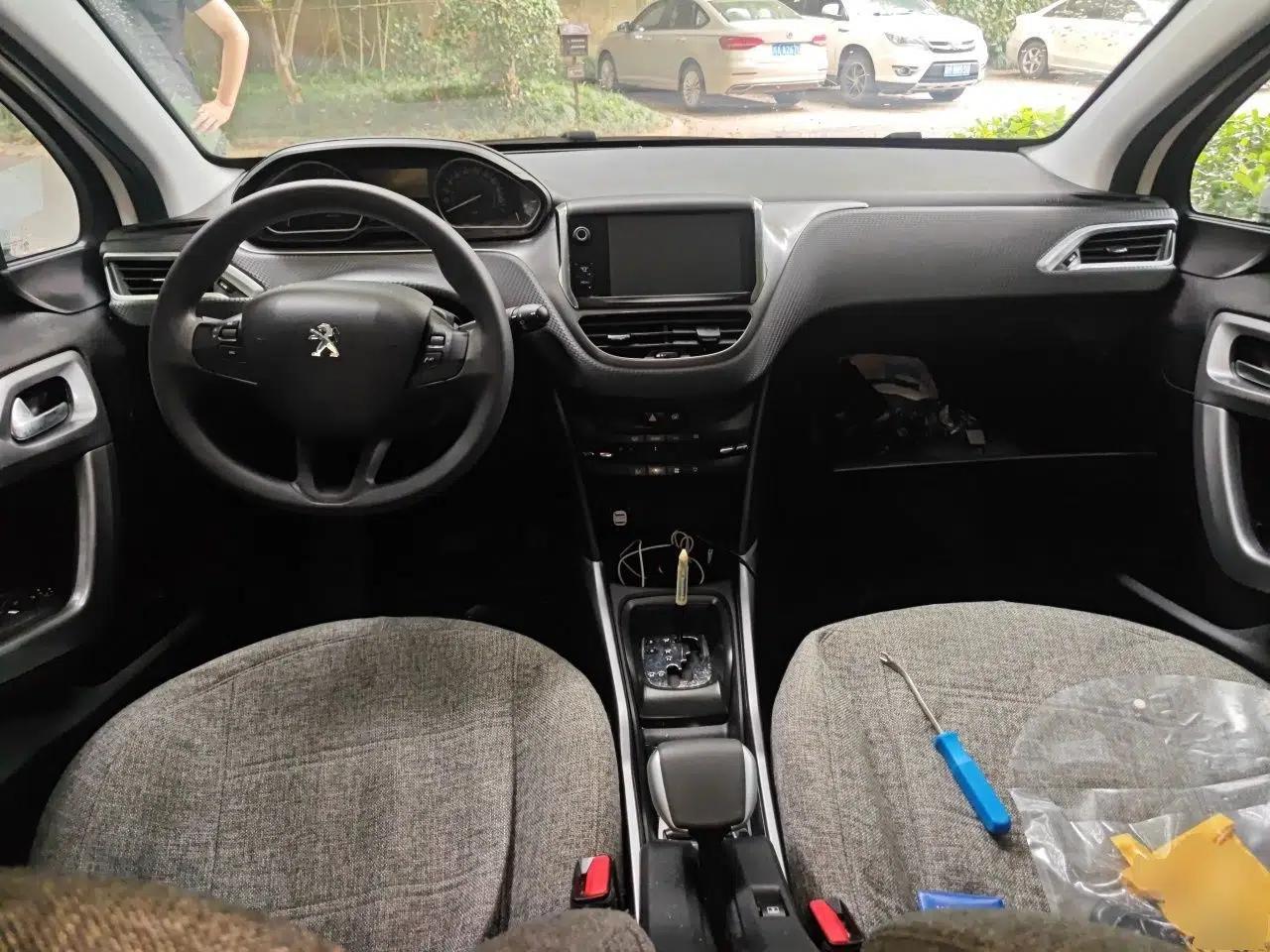 Peugeot 2008 2014 1.6L Automatic Fashion Edition — миниатюра 9