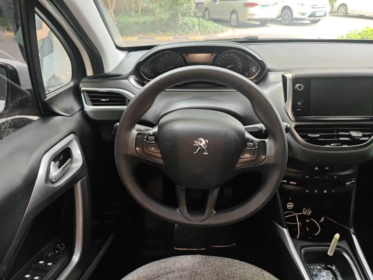 Peugeot 2008 2014 1.6L Automatic Fashion Edition — миниатюра 10