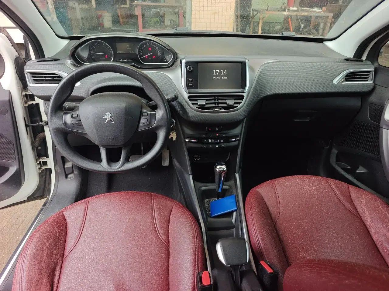 Peugeot 2008 2014 1.6L Automatic Fashion Edition — миниатюра 13