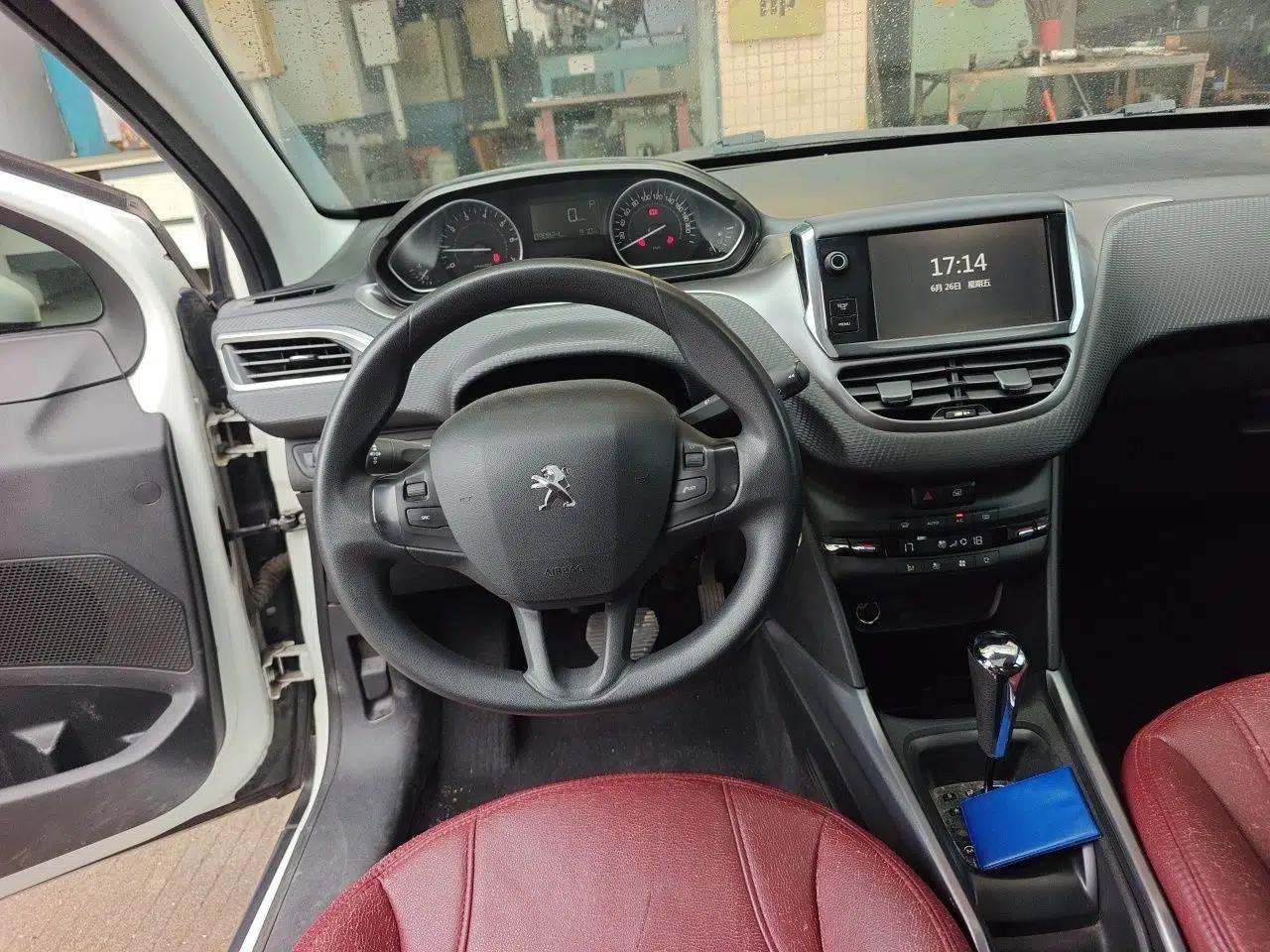 Peugeot 2008 2014 1.6L Automatic Fashion Edition — миниатюра 14