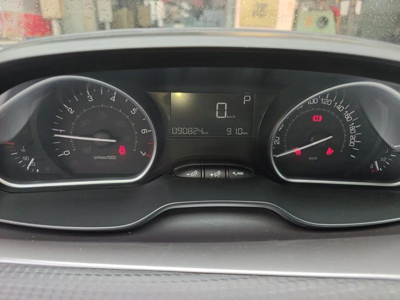 Peugeot 2008 2014 1.6L Automatic Fashion Edition — миниатюра 15