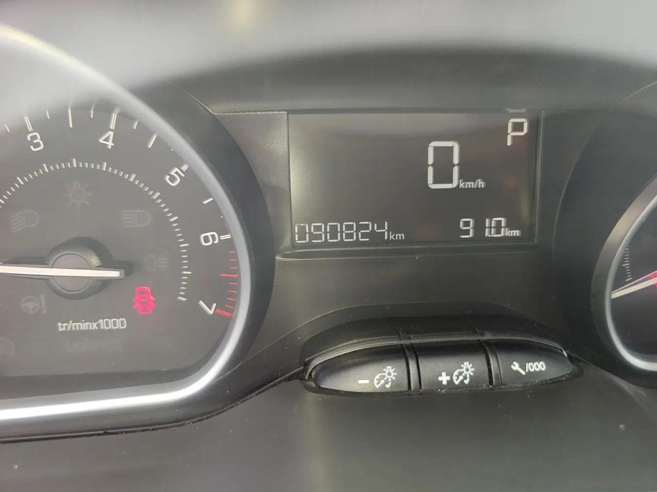 Peugeot 2008 2014 1.6L Automatic Fashion Edition — миниатюра 16